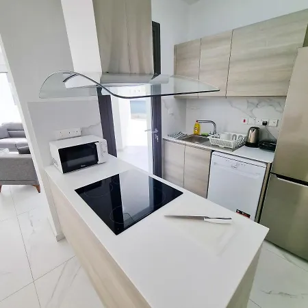 Shades Of Blue ラルナカ