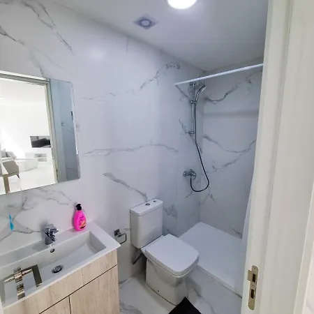 Shades Of Blue ラルナカ