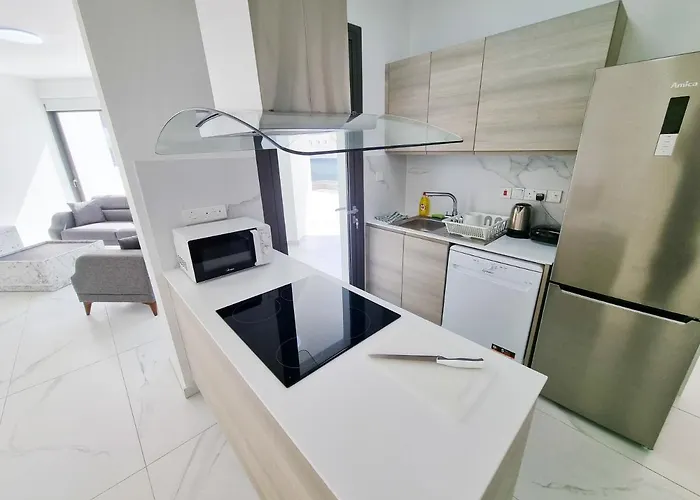 Shades Of Blue ラルナカ