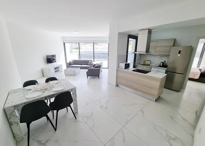 Shades Of Blue ラルナカ